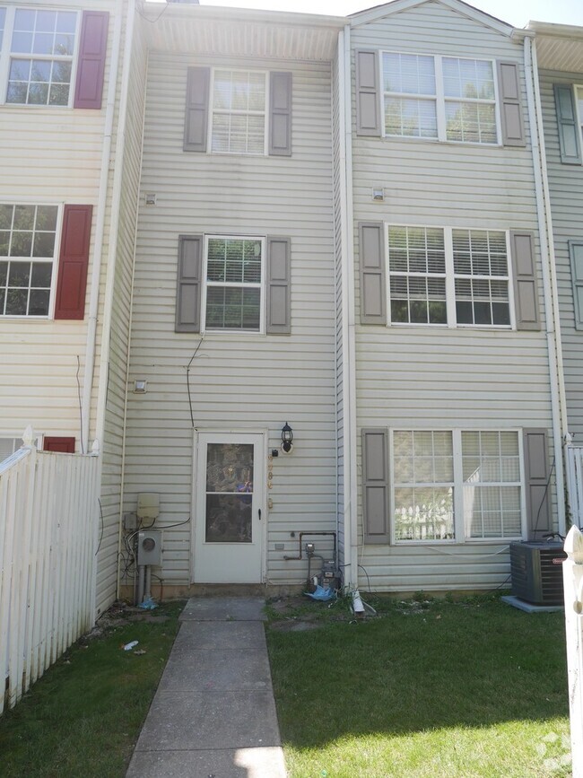 Building Photo - Move in Ready Townhouse!