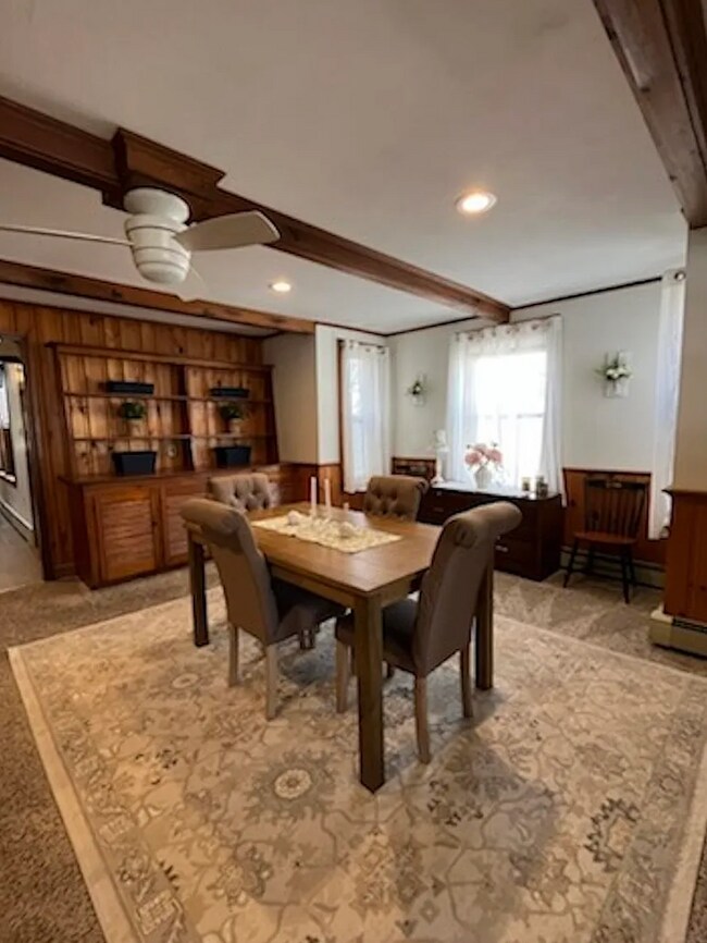 Comedor con estanterías y espacio de almacenamiento integrados. - 68 Main St Unidad 3 Bedroom