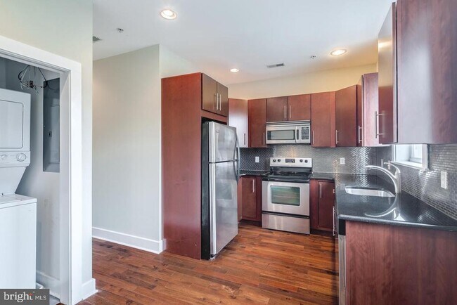 Photo - 2633 Catharine St Unit B