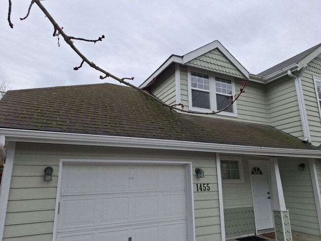 Photo - Beautiful Three Bedroom Centrally Located! House