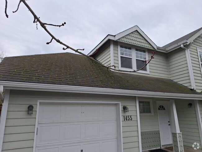 Building Photo - Beautiful Three Bedroom Centrally Located! Rental