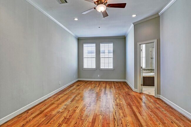 Photo - 2417 Commonwealth St