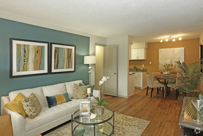 1BR, 1BA - 700 SF - Living Area