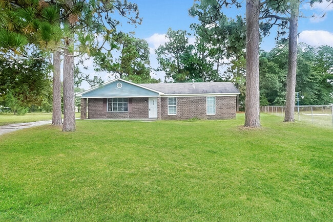 Building Photo - Beautiful 3 Bedroom Brick Ranch Home