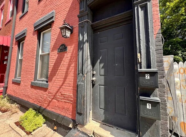 Building Photo - 1815 Locust St Unit #2