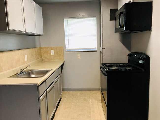 Building Photo - 8717 Spaulding St Unit 3