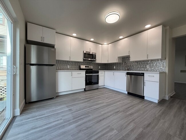 Building Photo - Updated 4BR / 2 Bath Home with off-street parking!