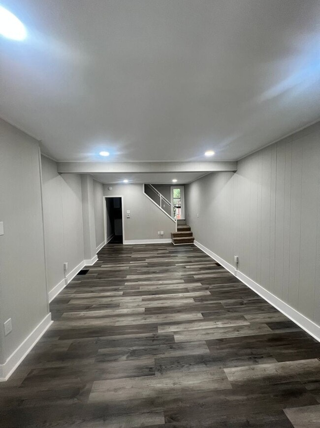 Building Photo - Beautiful, remodeled house nice close to e...