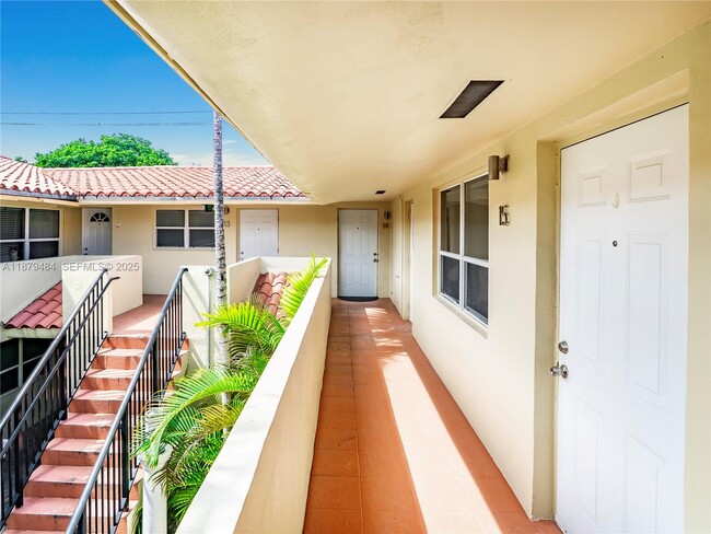 Building Photo - 2025 Miami Rd Unit 15