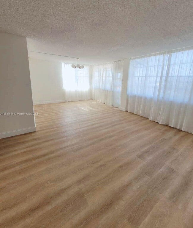Building Photo - 2025 NE 164th St Unit 816