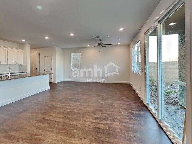 Photo - 296 Yasmin Daylily Pl