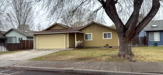 Building Photo - NE Bend Single Level 3 Bedroom / 2 Bathroom