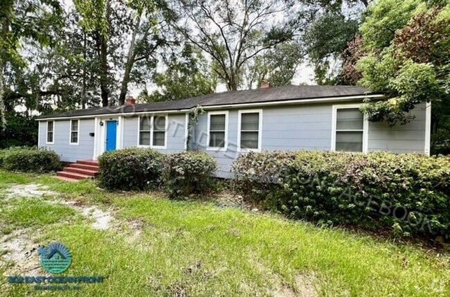 Building Photo - Huge 4 bedroom / 2 bathroom updated home n...