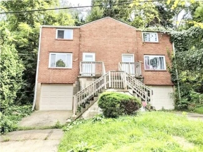 Building Photo - 2 bed/1 bath townhome 15221