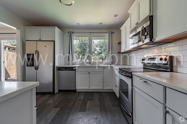 Building Photo - Stunning 3 Bedroom / 2.5 Bathroom | S. 48t... Rental