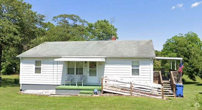 Building Photo - Charming 3-Bedroom Home in Hickory – $1,50...