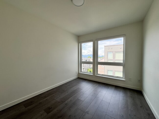 Photo - 2551 Kingsway