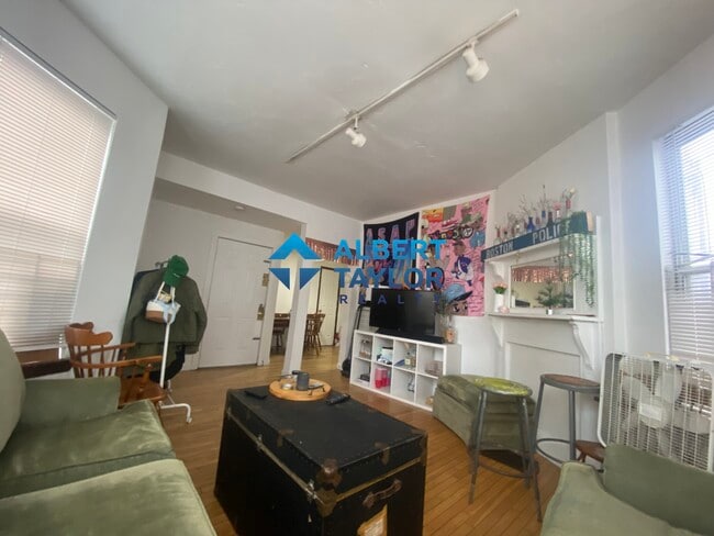 Building Photo - 10 Parker Hill Ave Unit 3