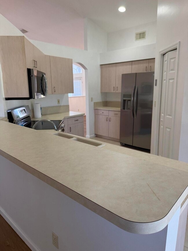 Photo - 137 SW Meade Cir