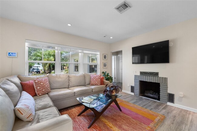 Photo - 726 NE 19th Ave