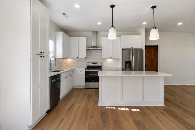 Photo - 511 Creekview Ln