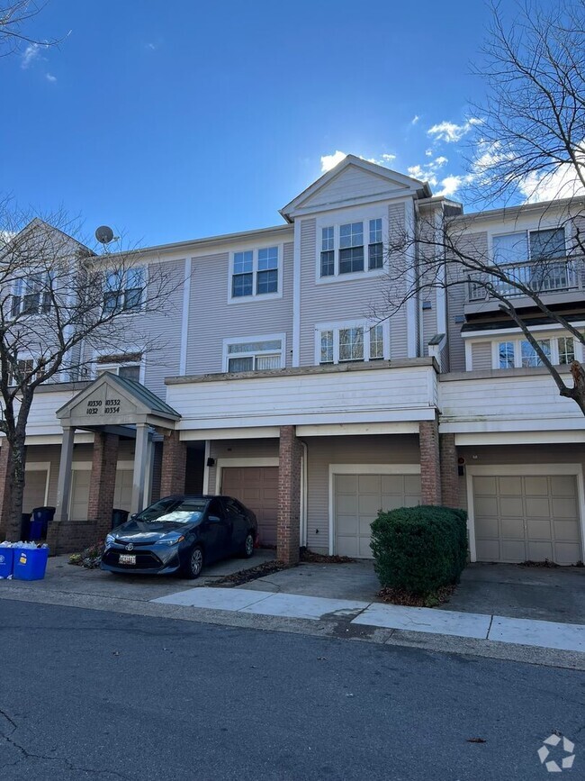 Building Photo - Renovated Townhome with Garage