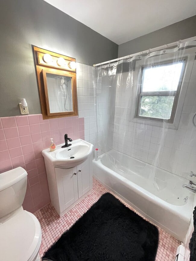 Photo - Available Now! - 1 Bed 1 Bath Apartment Unidad 18