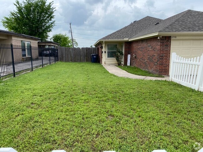 Building Photo - 6748 Trail Lake Dr Rental