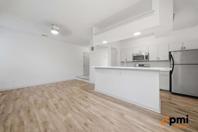 Building Photo - Immaculate 2 Bedroom 2 Bath Condo- Shore Drive Unit #104