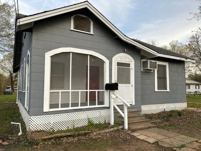 Building Photo - Cute Cottage Rental