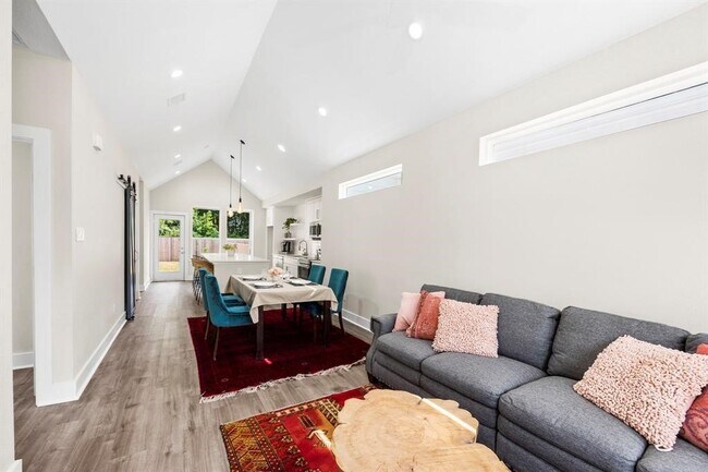 Photo - 6832 Morrow St