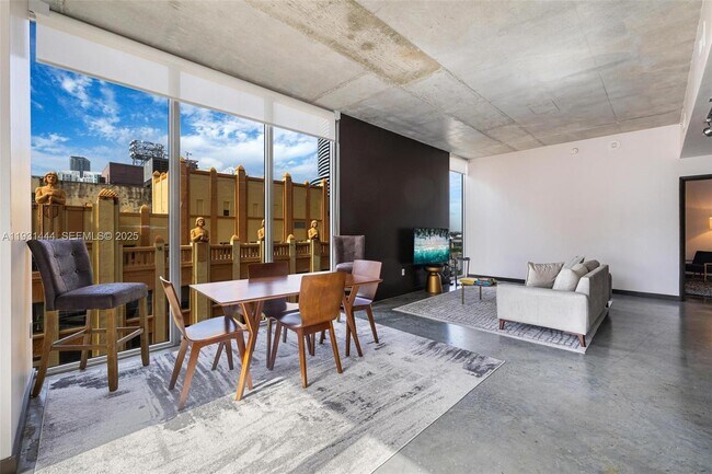 Building Photo - 151 SE 1st St Unit 401