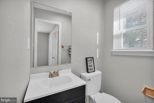 Photo - 915 Silver Ct
