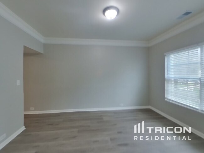 Photo - 821 Monroe Ct