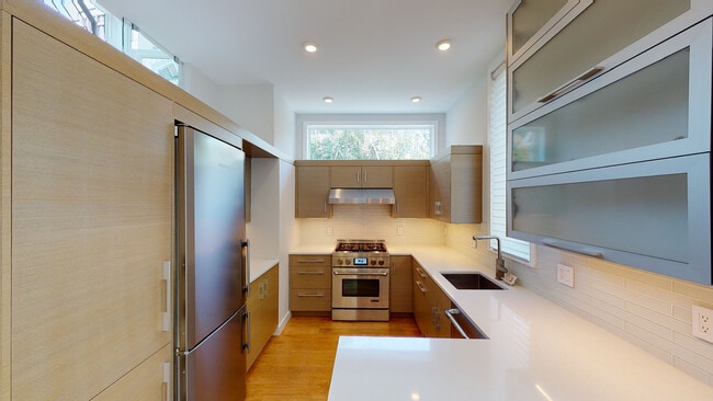 Photo - 138 Banks St