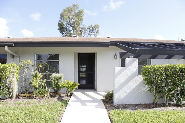 Building Photo - 5620 Queen Palm Ct Unit B Rental