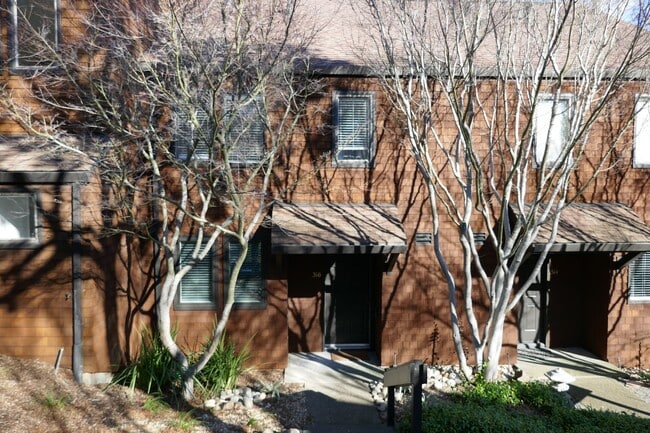 Building Photo - UPDATED TWO BED / TWO AND HALF BATH HEADLA... Rental