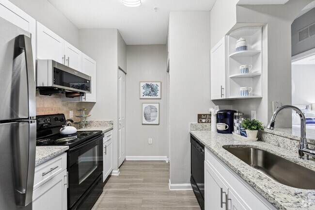 Antigua w/ Patio - 1BR, 1BA - 775SF - Kitchen