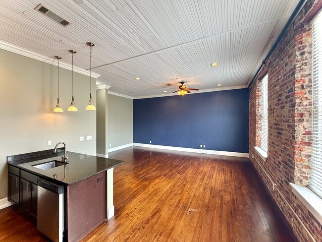 Photo - 427 College St