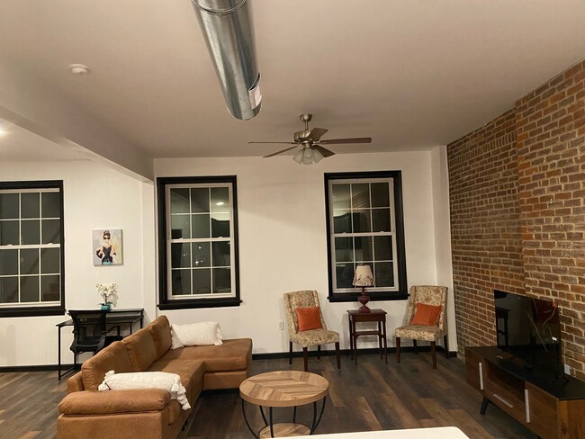 Building Photo - 36 W 4th St Rental