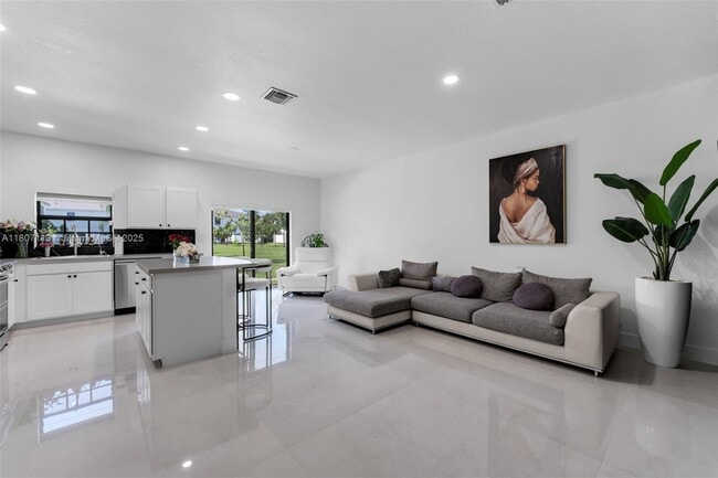 Building Photo - 617 SW 11th St Rental