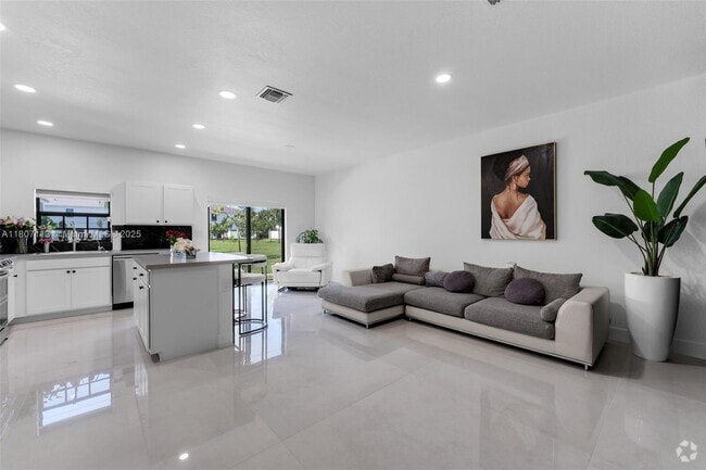 Building Photo - 617 SW 11th St Rental