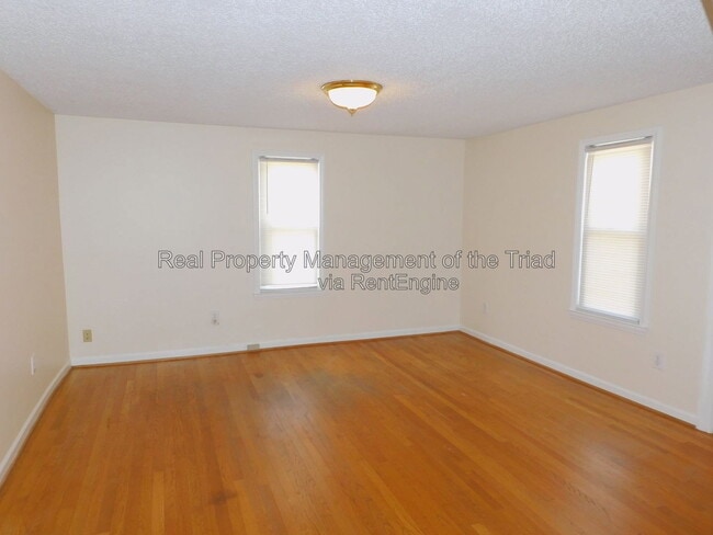 Photo - 3076 Main St