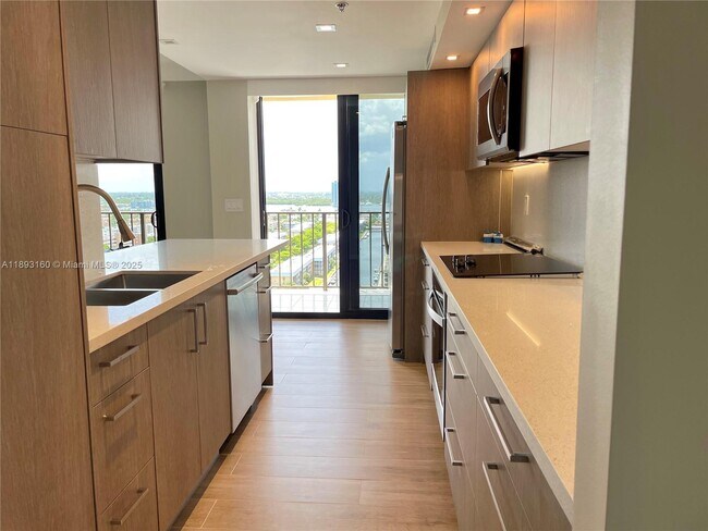 Photo - 290 174th St St Unidad 2108