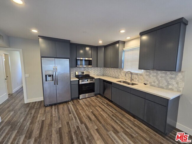 1255 N Kingsley Dr