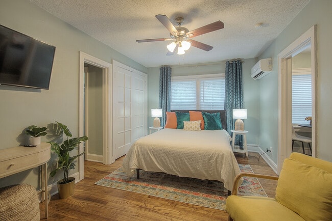 Photo - Seville Plaza