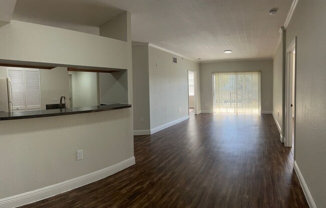 Photo - LARGEST 2 BEDROOM APT CORAL SPRINGS Rustic Reclaimed Oak Wood Like Flooring Unidad 10124-B2 - Bostonian