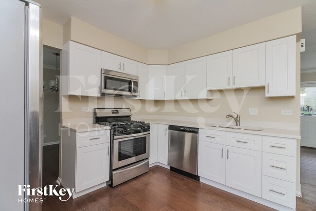 6S124 Lakewood Dr