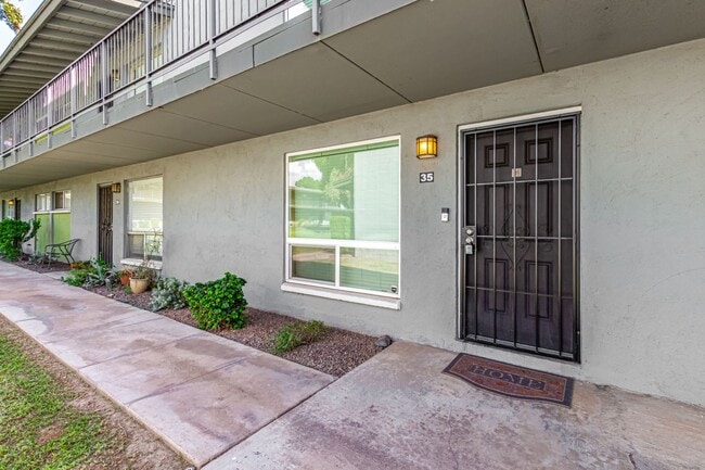 Building Photo - Spacious PHX Condo
