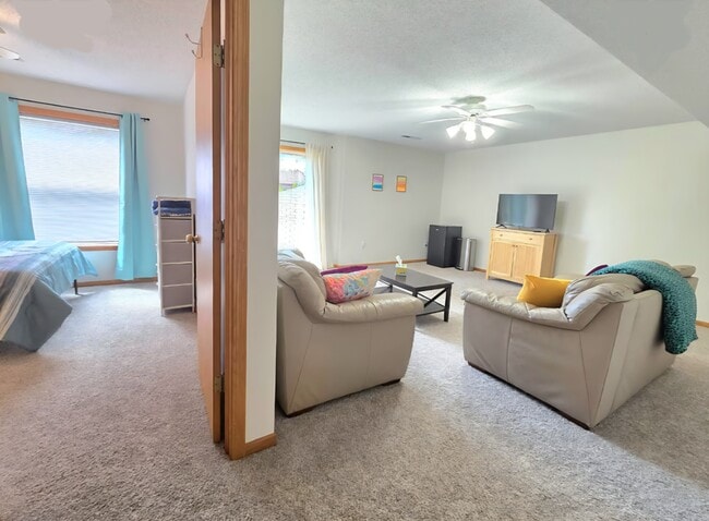 Photo - 615 Rachael St